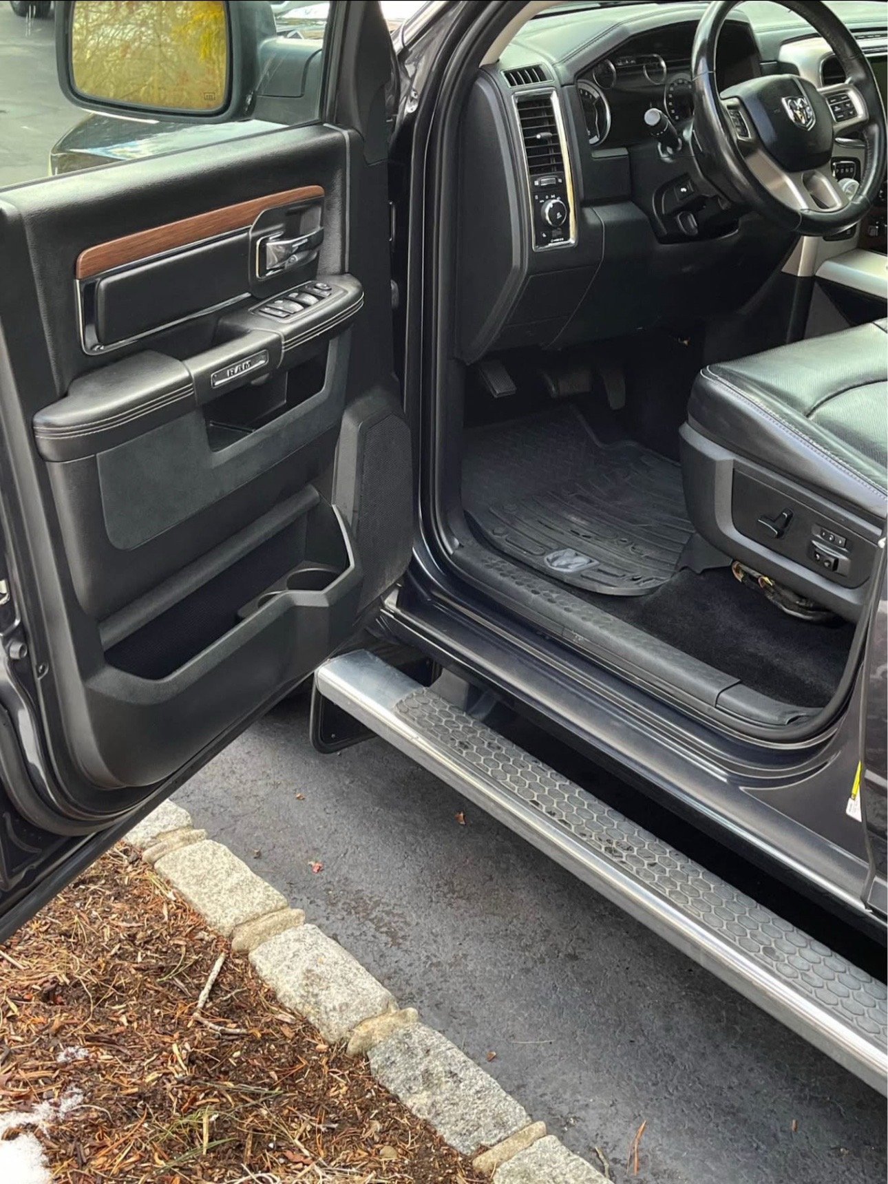 2017 RAM 1500 LARAMIE - Image 5