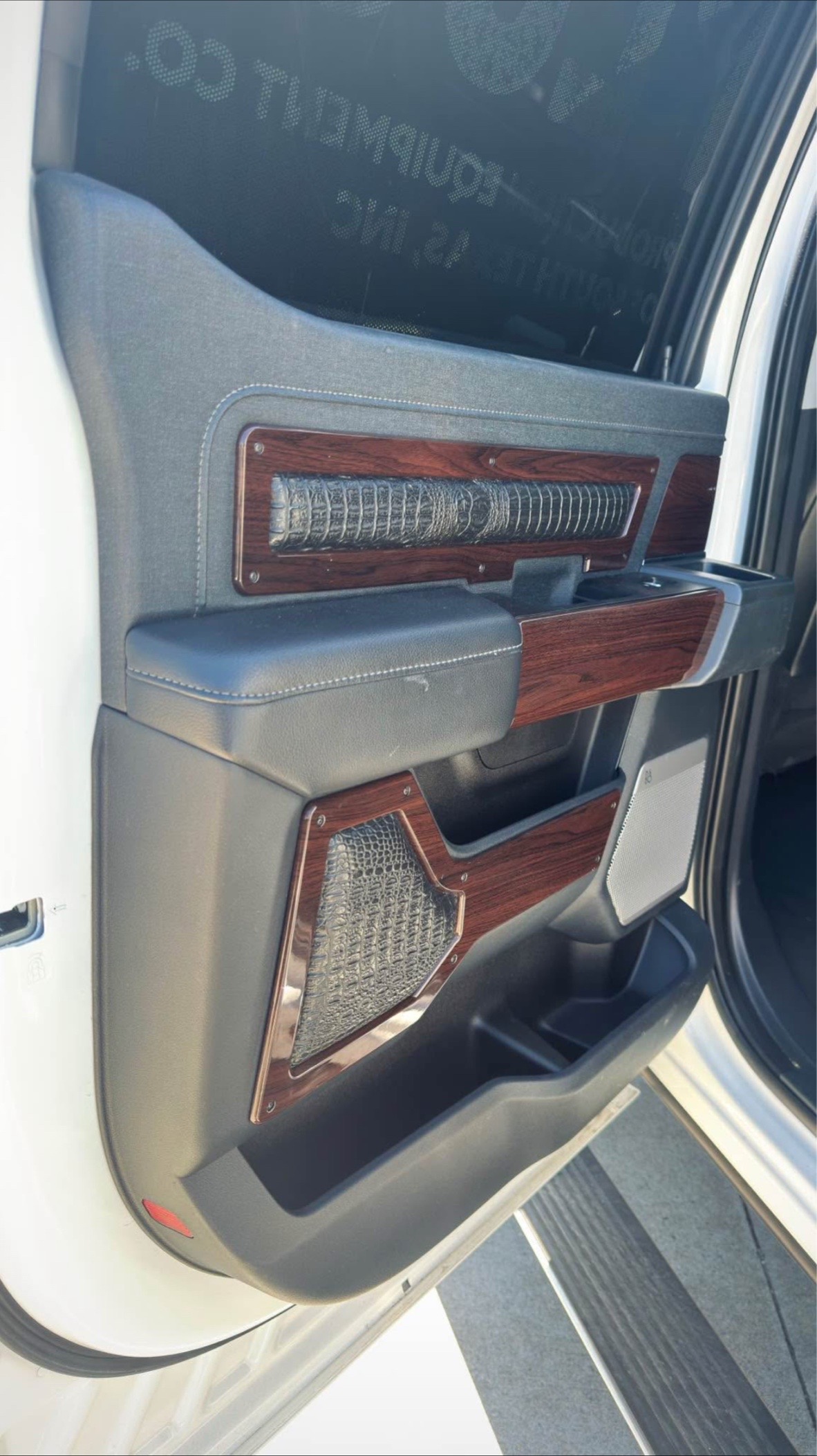2023 FORD F-350 LARIAT CAB & CHASSIS